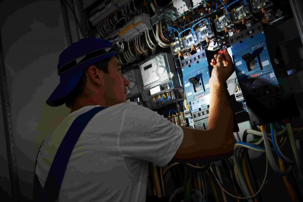 What do emergency electricians do?